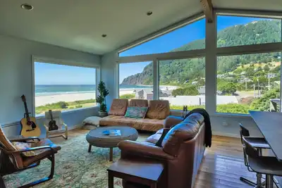 Image de Sauna, bain à remous, étapes vers l'océan, vue spectaculaire sur la plage de Manzanita et le mont Neahkahnie
