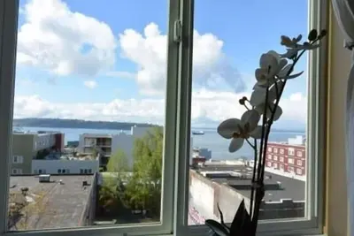 Image de Élégant condo du centre-ville avec vue sur le Puget Sound.