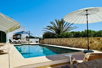 Image de Luxueuse piscine privée chauffée au sel, vue fantastique, endroit calme près de Mahon