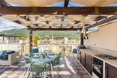 Image de High-Speed Internet, large roof terrace (& outdoor kitchen), two beds, two bath.