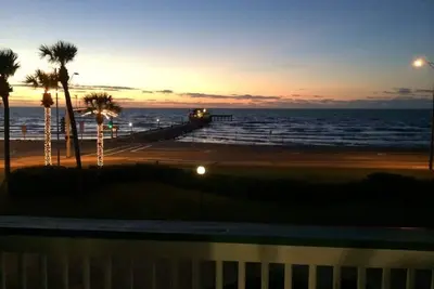 Image de Suite au dernier étage avec vue complète sur la plage de Babe's et le 61e embarcadère