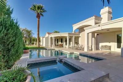 Image de Paradise Valley Estate avec piscine, salle de jeux et divertissement à proximité!