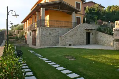 Ancienne maison de campagne et piscine dans les collines de l'Ombrie entre Foligno et Assise