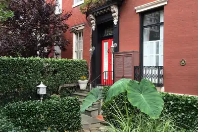 Image de Privé Apt. dans Historic Home: Walk to Monuments, Museums & Convention Center.