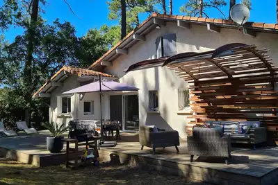 Image de villa au calme proche des plages, du port et du golf avec un magnifique jardin