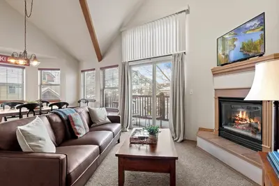 Image de Super emplacement, bain à remous, belles vues. Balcon privé. Gril. Chemin vers le lac.