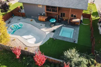 Image de Nouveau belle maison spacieuse et confortable avec piscine chauffée, bain à remous et sauna