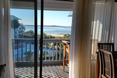 Image de Tybee Portside Condo - Plage relaxante et vue sur le phare!