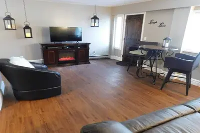 Image de Secret Cottage Centre historique de Cody, Yellowstone, Réservez le même jour 858 775 3918