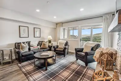Image de Ski Renovated In / Out Condo avec de belles vues sur la montagne et la ville! ! !