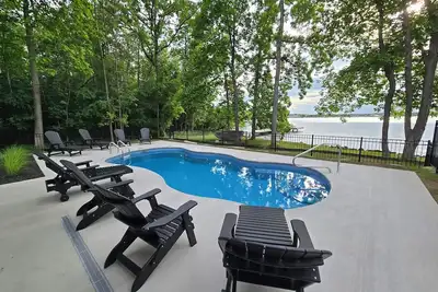 Image de Maison PRIVÉE Lakefront - 1/2 acre, niveau, maison privée moderne. 120 'au bord du lac