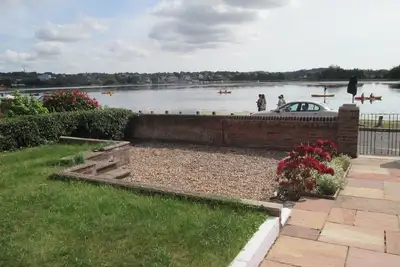 Image de Maison de vacances au bord du lac avec des vues spectaculaires sur le lac.
