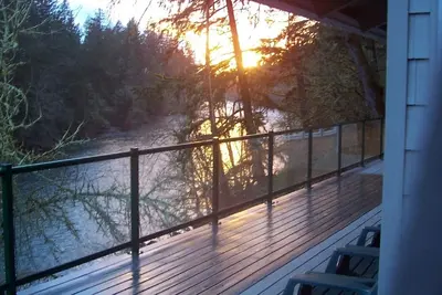 Image de \"Santiam RiverHaus\" \"Une maison de vacances privée Riverfront près de Salem Oregon\"
