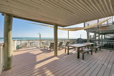 Image de Beachfront Bliss * Droit sur la plage w / plage privée, Slps 23 * forte demande