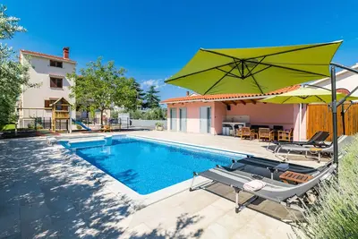 Image de Appartement familial avec piscine privée d'eau salée chauffée à Fazana