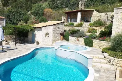 Grand appartement privé dans un village grec traditionnel avec une vue imprenable.