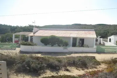 Image de Villa située sur la plage de Monte Clérigo, située à 200 mètres de la plage, saine