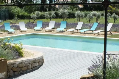 Image de * Superbe Mas Provençal climatisé de 3OOm2, piscine privée, terrain multi-sports