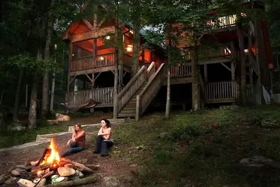 Image de Rabais d'avril 99 $ / nt dim-th. Luxury River Home, foyer, bain Ă remous, kayaks