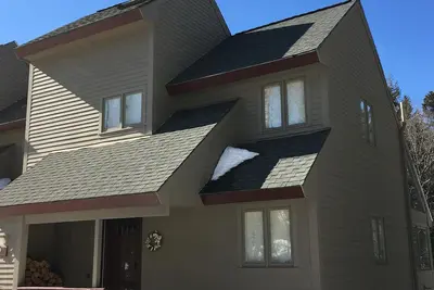 Image de Chaleureux et confortable 2br + Loft Condo sur piste de ski de fond