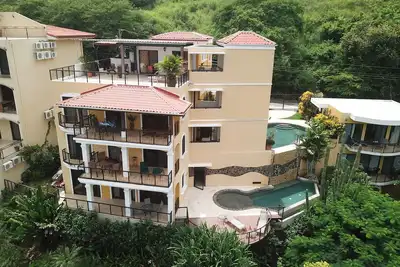 Image de Rita vue sur la mer et la montagne, intérieur épuré, piscines d'eau salée, piscine privée