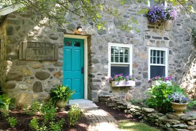 Image de Une escapade à la campagne européenne ~ Stone Cottage des années 1930 dans le Connecticut!