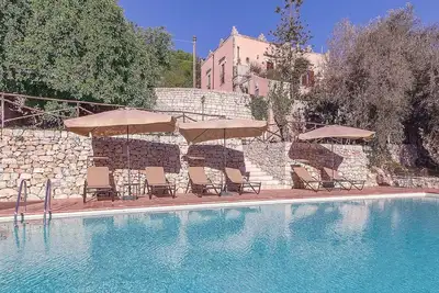 Image de ancien domaine sicilien avec piscine