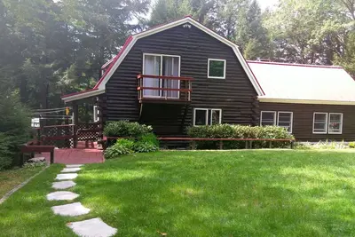 Image de Belle maison en rondins au bord du lac nichée dans les pins sur le lac Contoocook