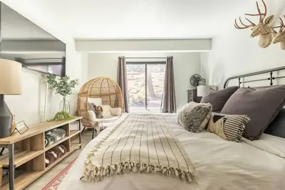 Image de Epic Mammoth Village Retreat. Condo rénové à côté du village!