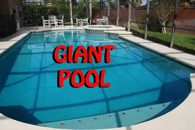 Image de À PROXIMITÉ De Disney * ÉNORME piscine / spa * GameRm * WiFi gratuit * Jardin privé, chambres à thème