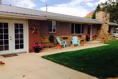 Image de Red Cliffs Rental-Meilleur prix! Le meilleur emplacement en ville!