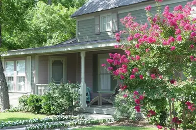 Image de Toute la maison près du centre-ville peut accueillir jusqu'à 14 personnes