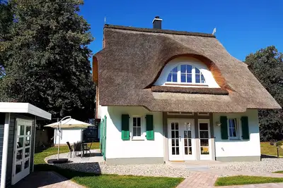 Image de Détendez-vous sous le chaume avec sauna, cheminée et mer - Maison de vacances 5 étoiles