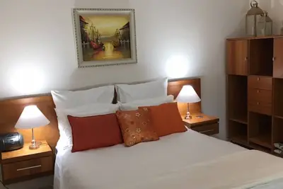 Image de Beau, bien positionné, facile à trouver, chalet paisible à Somerset West