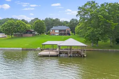 Image de Luxury Lake Front House - Quai privé avec location de bateau sur place