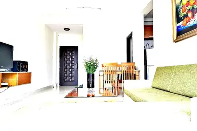 Image de Balcon, vue sur le jardin, propre, paisible, style occidental pour groupe / famille / couple