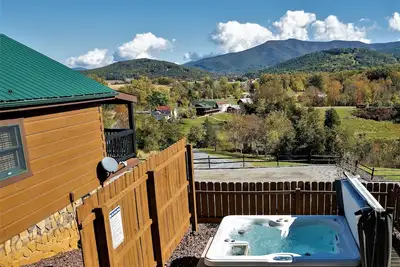 Image de Hawksbill Retreat Cabin 9 Hot Tub, vue sur la montagne, lac, magnifique Luray de 45 acres