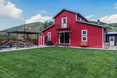 Image de Cabane de style grange avec cinéma maison, foyer, spa, sauna et aire de jeux