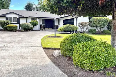 Image de Parfait, retraite tranquille: Parc comme réglage w / Big Yard - Très bien situé à I-5!