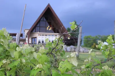 Image de Immense A-frame Lakefront sur Owasco, 4 chambres king, 5 salles de bains, 10-12 personnes