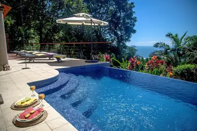 Image de Emplacement parfait, à pied de la plage, piscine à débordement, décor de luxe, Wifi rapide!