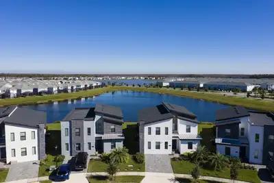 Image de Villa moderne de luxe avec 7 chambres à Lakeview à Storey Lake avec tout!