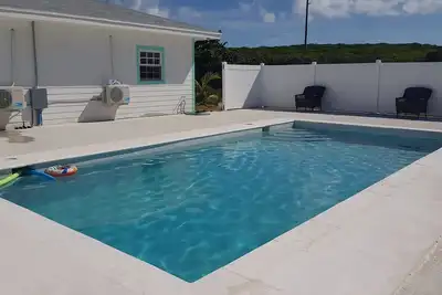 Image de The Palm House avec piscine et accès à la plage