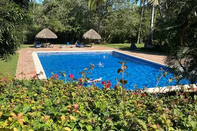 Image de Condo paisible au premier étage avec magnifique piscine et plage de l'autre côté de la rue