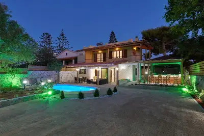 Image de Vos vacances idéales à Hersonissos dans une villa avec piscine privée et jacuzzi.