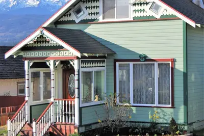 Image de Charmante Maison Victorienne! Belles Vues D'Eau Et De Montagne! Sun Deck & Hot Tub
