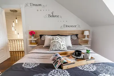 Image de Boutique Penthouse Designer Style 1 Br Suite w / 2 Balconies in Toronto Downtown