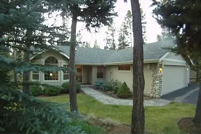 Image de Maison Sunriver confortable à un niveau avec plan d'étage ouvert et à proximité de Ft Rock Park