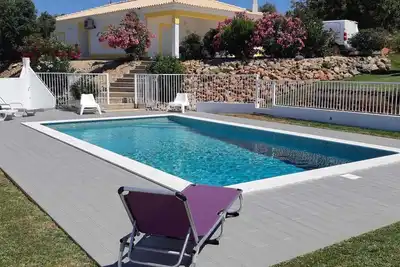 Image de Oasis de tranquillité - Villa avec piscine sécurisée et grand jardin