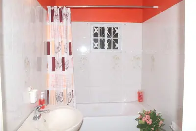 Image de Nouveau! Appartement de banlieue avec lits queen-size confortables